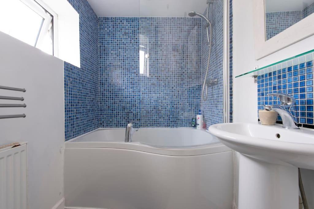 Lovely 2-Bed 15 Minutes To Central London Exteriör bild
