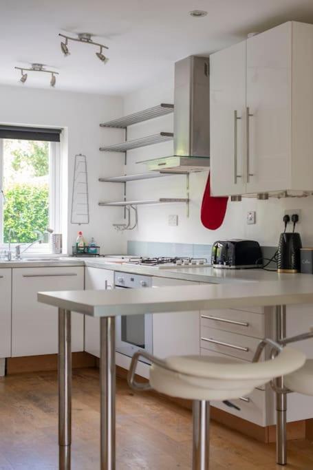 Lovely 2-Bed 15 Minutes To Central London Exteriör bild