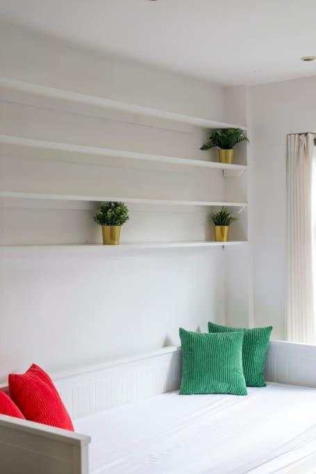 Lovely 2-Bed 15 Minutes To Central London Exteriör bild