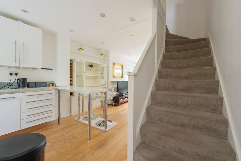 Lovely 2-Bed 15 Minutes To Central London Exteriör bild